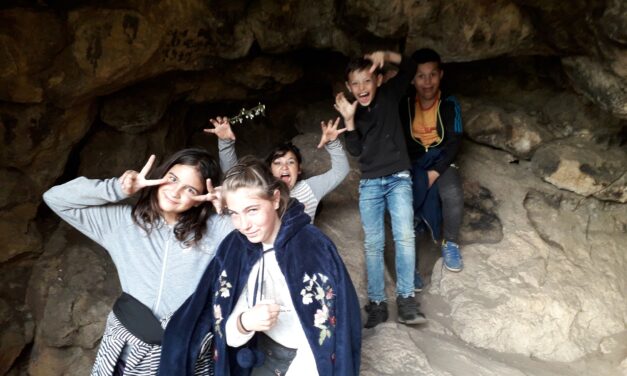 Kerti szakkörösök a Fúló-hegyi barlangnál